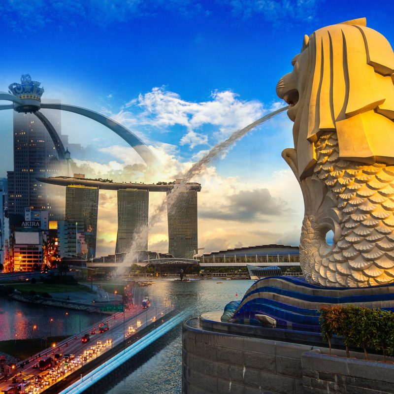 SINGAPORE - AUG 9 ,2017 : Merlion statue and cityscape in Singapore.